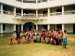Elever foran skolebygningen i Paramananda Mission, Banagram.