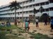 Lekende barn foran skolen ved Paramananda Mission, Banagram.